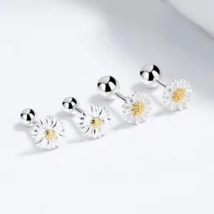 Detail von 925er Silber Gänseblümchen Ohrringen mit Goldakzenten und Schraubverschluss