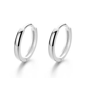 Petites boucles d'oreilles huggie en argent poli pour femmes au design minimaliste 925