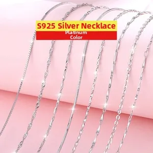 Vista macro di vari stili di catene in argento sterling S925 con finitura platino