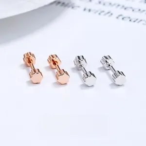 Detailansicht der doppelseitigen Pflaumenblüten-Ohrringe in Silber und Roségold-Optik