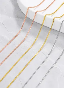 Dettaglio di catene in argento sterling S925 in finiture oro, oro rosa e argento puro