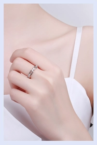 Detailed view of an S925 sterling silver chain ring with cubic zirconia on a finger