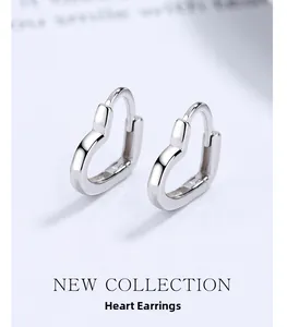 Gros plan de créoles en forme de cœur en argent sterling 925 avec design ajouré épuré