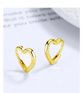 Détail du poinçon S925 sur des boucles d'oreilles créoles cœur en argent doré