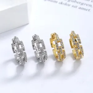 Detailansicht der silbernen und goldenen Creolen mit Zirkonia-Mikropavé-Besatz