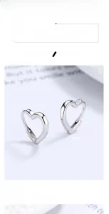 Détail de boucles d'oreilles cœur en argent 925 avec finition polie et poinçon S925 officiel