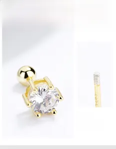 Detailansicht goldener S925 Sterlingsilber Ohrstecker mit Zirkonia und Schraubverschluss