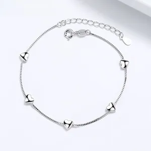 Detailed close-up of 925 sterling silver heart bracelet with box chain and lobster clasp