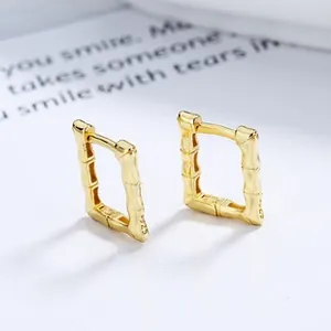 Détail de boucles d'oreilles en argent S925 doré avec texture bambou unique