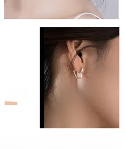 Gros plan de boucles d'oreilles créoles cœur évidé en argent 925 sur un mannequin