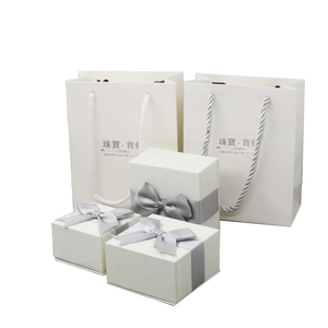 Coffret cadeau à bijoux blanc crème avec rubans en satin gris argenté et sacs assortis
