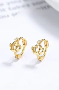 Gros plan détaillé des boucles d'oreilles couronne dorées en argent 925 sterling
