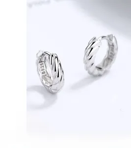 Nahaufnahme der S925 Sterling Silber Ohrringe mit texturiertem gedrehtem Seildesign
