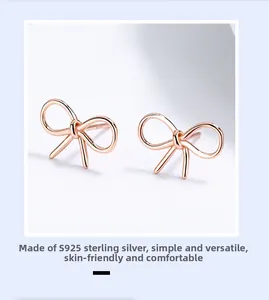 Vista dettagliata degli orecchini a fiocco in argento sterling S925 finitura oro rosa