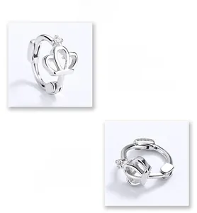 Macro d'une boucle d'oreille couronne en argent 925 montrant le poinçon S925