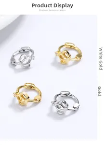 Détail macro des boucles d'oreilles couronne en argent S925 finitions argent et or