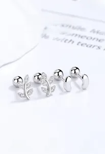 Détail des boucles d'oreilles feuille en argent 925 avec fermoir à vis sécurisé