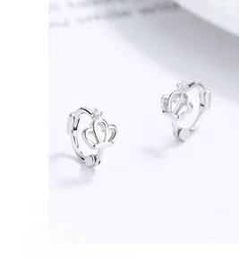 Gros plan de boucles d'oreilles couronne en argent sterling 925 avec incrustation zircon