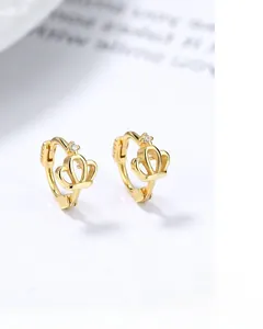 Gros plan sur les créoles couronne en argent S925 doré avec incrustation de petit zircon