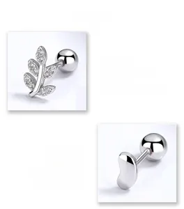Vue détaillée des boucles d'oreilles feuille en argent avec zircons et fermoir à vis