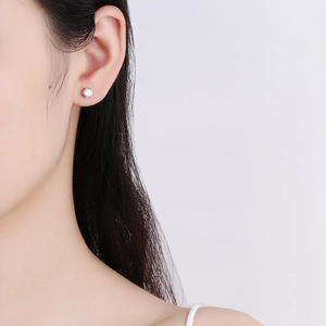 Klassischer 925 Sterling Silber Ohrstecker mit Zirkonia an einem weiblichen Modellohr