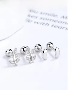 Vue macro de boucles d'oreilles feuille et pois en argent 925 avec fermoir à vis