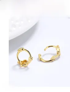 Gros plan de boucles d'oreilles créoles cœur en argent S925 doré avec poinçon