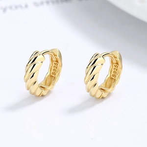 Minimalistische gedrehte Creolen aus 925er Sterlingsilber in Gold aus einem 45-Grad-Winkel