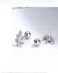 Vue macro de boucles d'oreilles feuilles en argent S925 avec zircons et fermoir à vis
