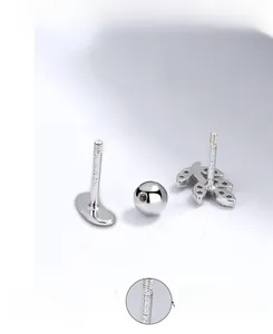 Vue détaillée du clou d'oreille feuille en argent S925 avec fermoir à vis et poinçon
