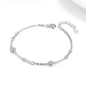 Bracciale minimalista in argento 925 con zirconi rotondi e perle cilindriche lucide