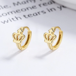 Élégantes boucles d'oreilles créoles en argent S925 doré avec motif couronne pour femmes