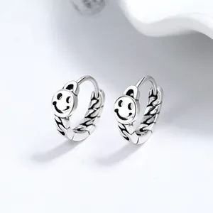 Dettaglio orecchini a cerchio in argento S925 retrò con charm sorridente e trama a catena cubana