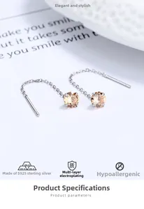 Dettaglio di orecchini a filo in argento S925 con zirconi champagne dal taglio rotondo