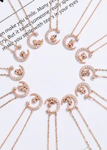 Collares de zodiaco en oro rosa con colgantes de luna y estrella brillantes en diseño circular