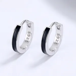 Creolen aus 925er Sterlingsilber mit schwarzer Emaille in modernem minimalistischem Stil
