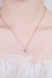 Detalle del colgante de luna y conejo en oro rosa con piedras de circonita brillante