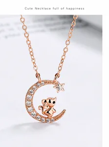 Detalle del collar de luna y ratón en oro rosa con incrustación de circonita brillante