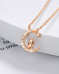Detalle macro del collar zodiaco buey en oro rosa con colgante de luna y estrella