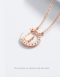 Detalle macro del collar con colgante de gato luna estrella en plata S925 oro rosa