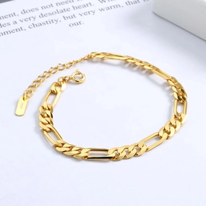 Detail of 18K gold plated Figaro chain bracelet with lobster clasp and extension link