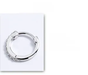 Détail de la créole en argent sterling S925 avec cristaux de zircone cubique micro-pave