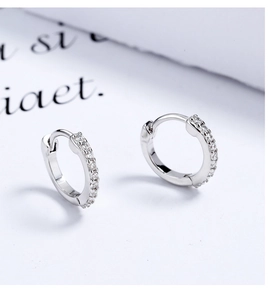 Vue macro de boucles d'oreilles huggies en argent S925 serties de zircons cubiques