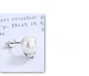 Détail d'un élégant clou d'oreille en argent sterling avec grande perle et zircons
