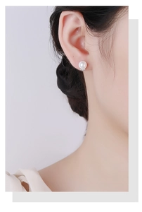 Gros plan détaillé d'un clou d'oreille en perle blanche avec base couronne en argent