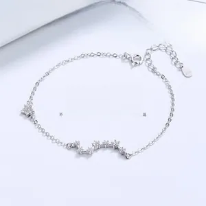 Makroaufnahme des S925-Sterlingsilber-Armbands mit Großer Wagen Sternen und feiner Kette