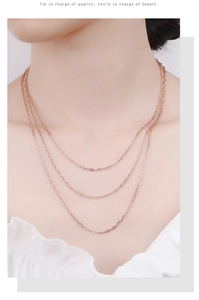 Nahaufnahme der dreilagigen 18k Roségold-Choker-Halskette getragen von einem Model