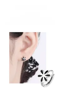 Vue détaillée des créoles en argent S925 avec pétales de fleurs en émail noir élégant