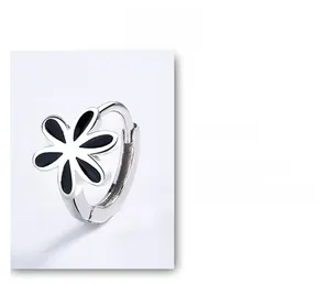 Détail de boucles d'oreilles fleur en argent 925 avec émail noir et fermoir cliquet