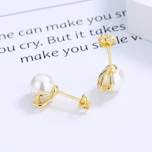 Boucles d'oreilles en argent 925 avec perles dorées et zircon sur fond blanc